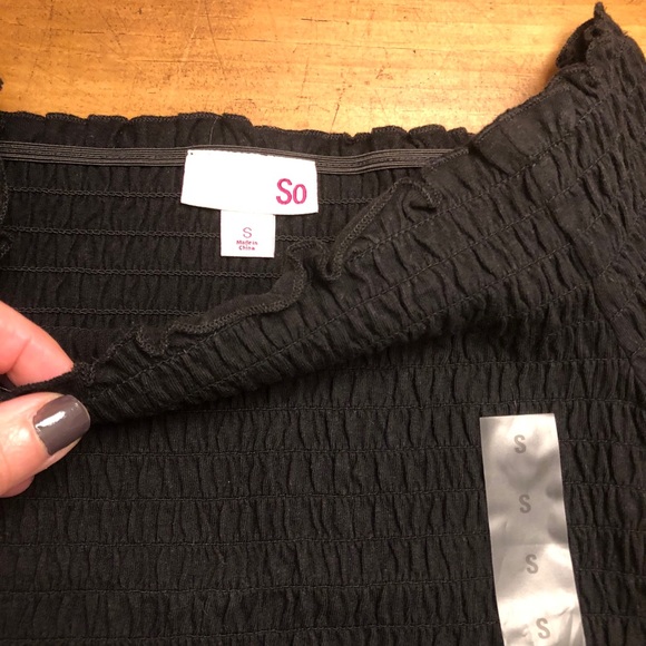 Juniors smocked off the shoulder top, Size Small - Picture 4 of 6